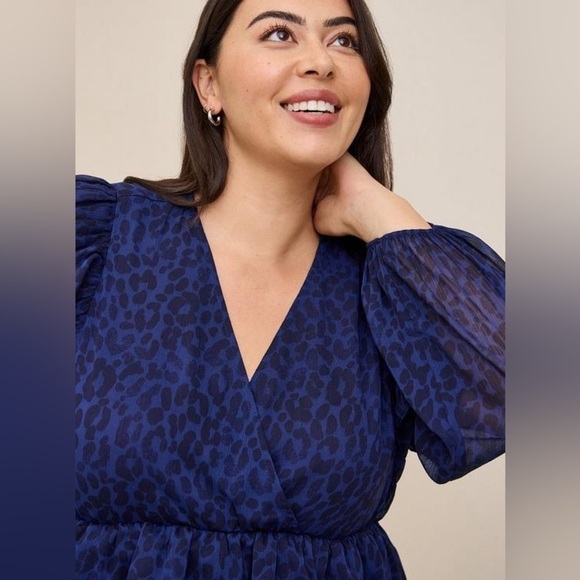 New! Torrid Blue Leopard Chiffon Ruffle Surplice Crop Blouse Size 1X - Picture 3 of 11
